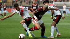 Gabriel Barbosa lucha por la redonda en Final de Copa Libertadores