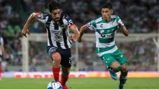 Rodolfo Pizarro y Gerardo Arteaga disputan un balón en la J6 del A2019