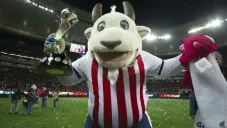 La Chiva Loca durante el festejo de Final de la Liga Femenil