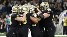Jugadores de New Orleans festejan el triunfo sobre Panthers