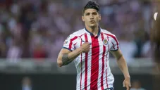 Alan Pulido celebrando una anotación con Chivas