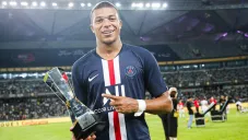 Mbappé posa con un trofeo en la Liga de Francia