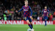 Frenkie de Jong durante un duelo con el Barcelona