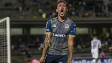 Ricardo Centurión durante un duelo con San Luis