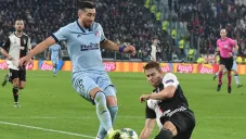 Héctor Herrera intenta superar a Matías De Ligt