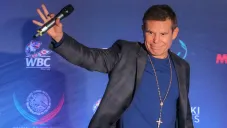 Julio César Chávez saluda en un evento público