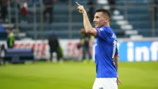 Chaco Giménez en festejo de gol en el Azul