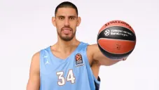 Gustavo Ayón sostiene con las manos un balón