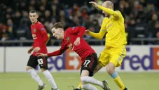 James Garner, del United, disputa el balón ante Ivan Mayewski