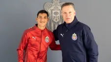 Uriel Antuna posa junto a Ricardo Peláez
