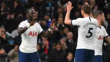 Jugadores de los Spurs festejan una diana