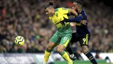 Lacazzete peleando un esférico con un jugador de Norwich