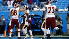 Jugadores de los Redskins festejan una anotación sobre Carolina