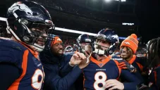 Brandon McManus celebra durante el partido