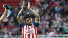 Alan Pulido aplaude a la afición de Chivas