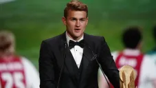 Matthijs de Ligt, con su galardón