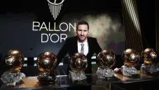Messi posa junto a sus seis Balones de Oro