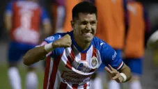 Jesús Molina festeja un gol con Chivas