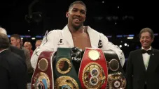 Anthony Joshua con cinturones de Peso Pesado