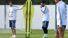 Nicolás Tagliafico y Lionel Messi en práctica con Argentina