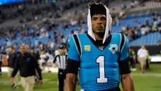Cam Newton durante un duelo con Carolina