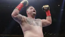 Andy Ruiz festeja tras vencer en junio a Anthony Joshua
