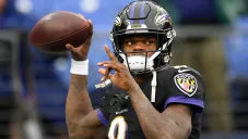 Lamar Jackson prepara un pase con los Ravens
