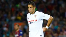 Chicharito en un juego con el Sevilla