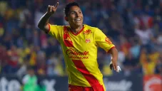 Raúl Ruidíaz celebra una anotación con Morelia en 2018