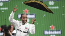 Lewis Hamilton arroja un sombrero al final del GP México