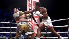 Anthony Joshua impacta el rostro del pugilista mexicoamericano