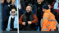 Aficionado realizando gestos racistas a jugadores del Manchester United