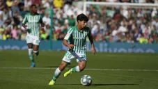 Diego Lainez, en acción con el Betis