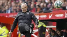 Javier Aguirre patea un balón en partido del Leganés