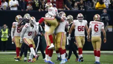 Robbie Gould festeja el Gol de Campo del triunfo