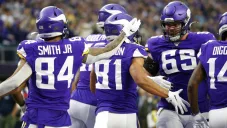 Jugadores de los Vikings festejan una jugada