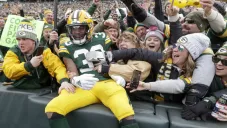 Aaron Jones celebra anotación en Lambeau Filed