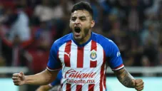 Vega festeja gol con Chivas