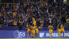 Jugadoras de Tigres femenil celebran una anotación sobre Xolos