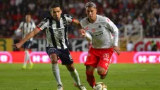 Celso Ortíz y Cristian Calderón disputan un balón