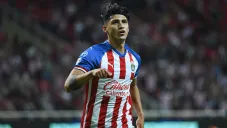 Alan Pulido celebra un gol con Chivas