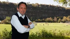 Leopoldo Silva posa para la cámara de RÉCORD