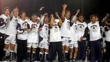 Los jugadores universitarios festejan el título de Liga