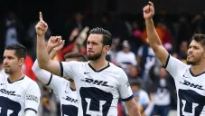 Luis Quintana y sus compañeros tras un juego de Pumas