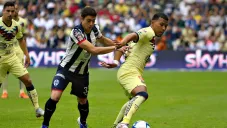 Stefan Medina y Roger Martínez disputan un balón