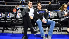 Eduardo Nájera junto a Mark Cuban