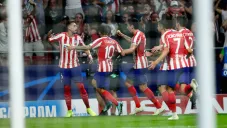 Jugadores del Atlético festejan gol