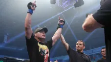 Tito Ortiz salió con el puño en alto