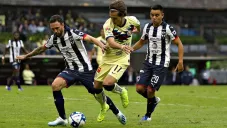 Layún disputa un balón con Córdova