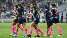 Jugadoras de Rayadas festejan una anotación